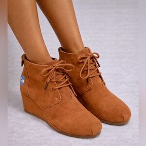 TOM’S DESERT WEDGE CHESNUT SUEDE 8.5
